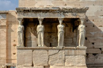 Das Erechtheion der Akropolis Athen mit den sechs Frauen-Säulen an der Südvorhalle, Karyatiden genannt