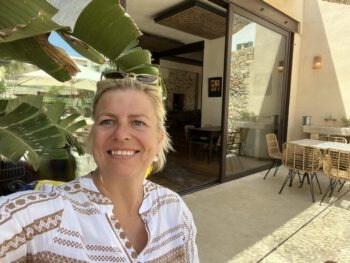 Heldinnenreise 2022 Mallorca - Mentorin Selfie auf der Terasse eines Cafes