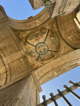 Heldinnenreise 2022 Mallorca Kirchenfassade Decke