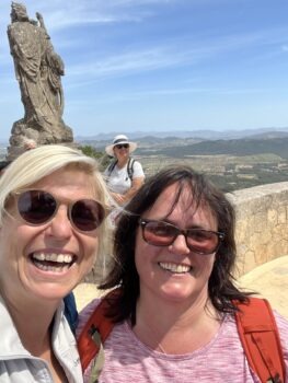 Heldinnenreise 2022 Mallorca Spaziergang und Selfie von Michaela mit Wibke