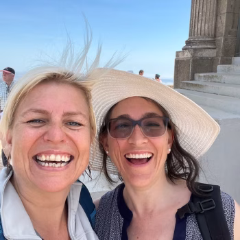 Heldinnenreise 2022 Mallorca Spaziergang zum Monument mit Selfie