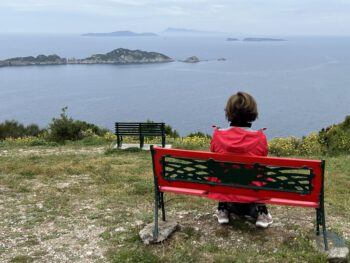 Heldinnenreise 2024 Korfu Spaziergang am Meer mit Auszeit auf einer Bank