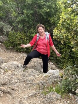 Heldinnenreise 2024 Korfu Spaziergang mit Ausdruck des Stolzes und der Freude