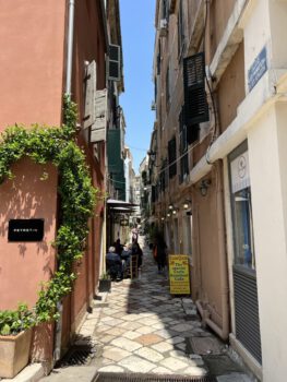 Heldinreise 2024 Korfu Einkaufsgasse