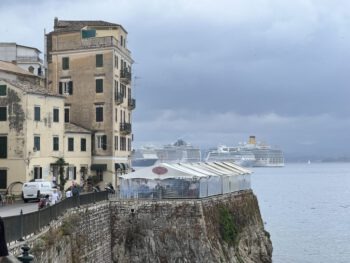 Heldinnenreise 2024 Korfu Steilwand vor dem Hafen
