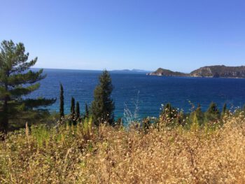 Heldinnenreise 2024 Korfu Spaziergang am Meer