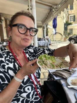 Heldinreise 2024 Korfu Shopping 6 Essen