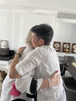 Heldinreise 2025 Athen Atelier Umarmung